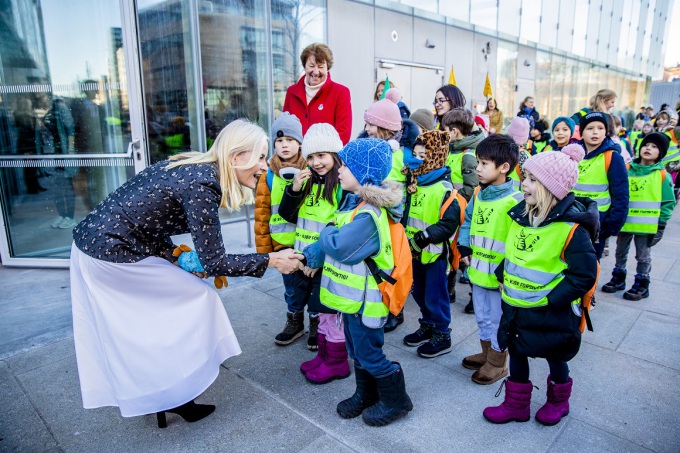 Kronprinsessen tok imot barneboktoget da de ankom Deichman Bjørvika. Foto: Stian Lysberg Solum.